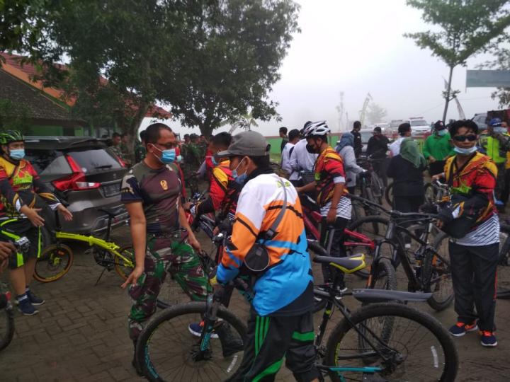 Dansatgas TMMD 110 Kodim Bojonegoro, Berbaur Dengan Peserta Gowes Bersama